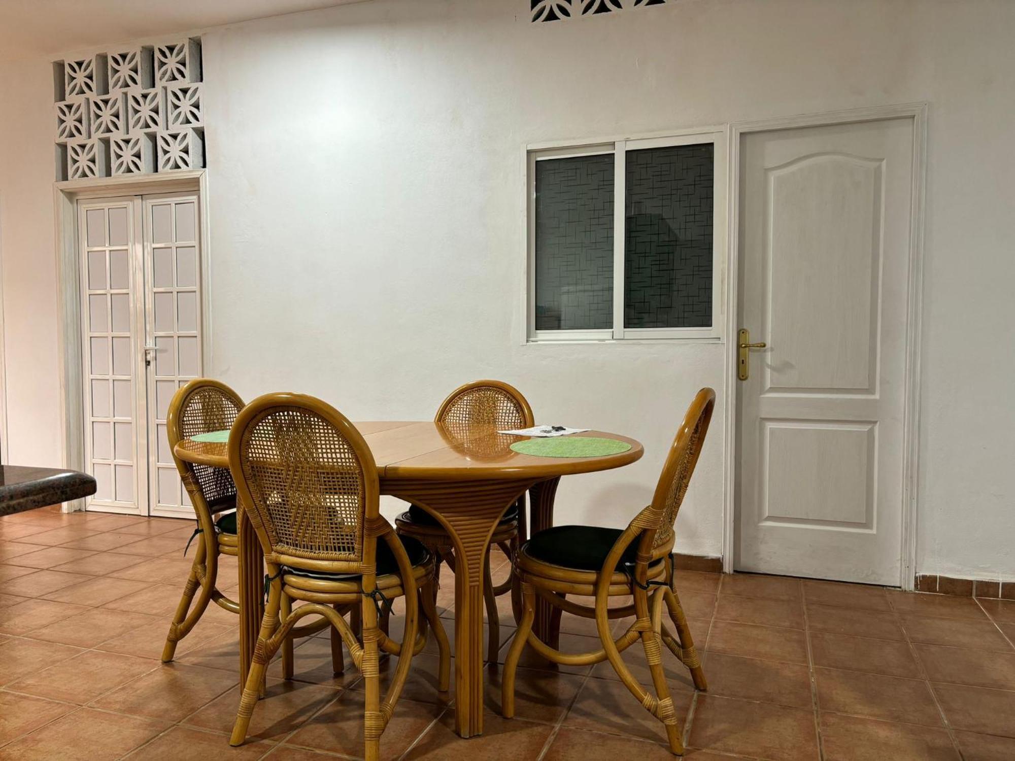 Habitacion Matrimonial En Un Bajo Bano Compartido Areas Compartidas Abades  Екстериор снимка